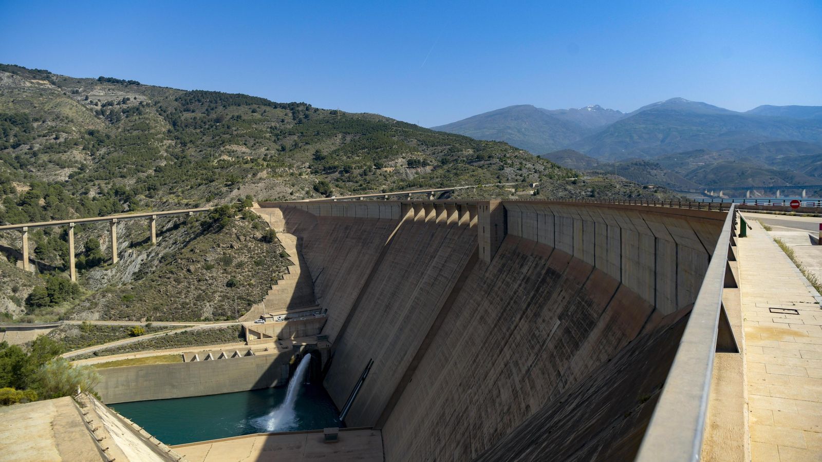 Dique de contención de la presa de Rules