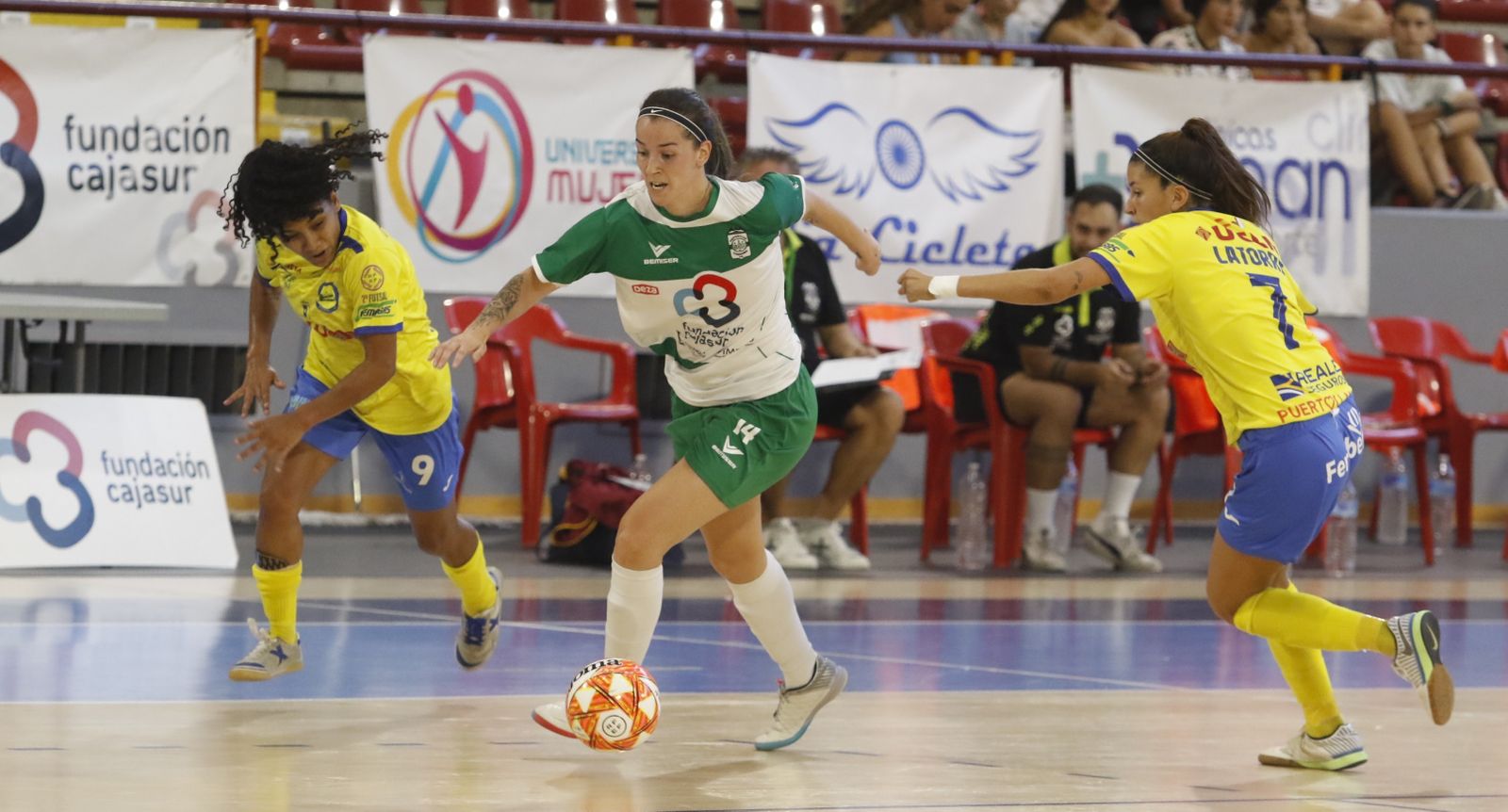 Neiva Cano es presionada por dos rivales.