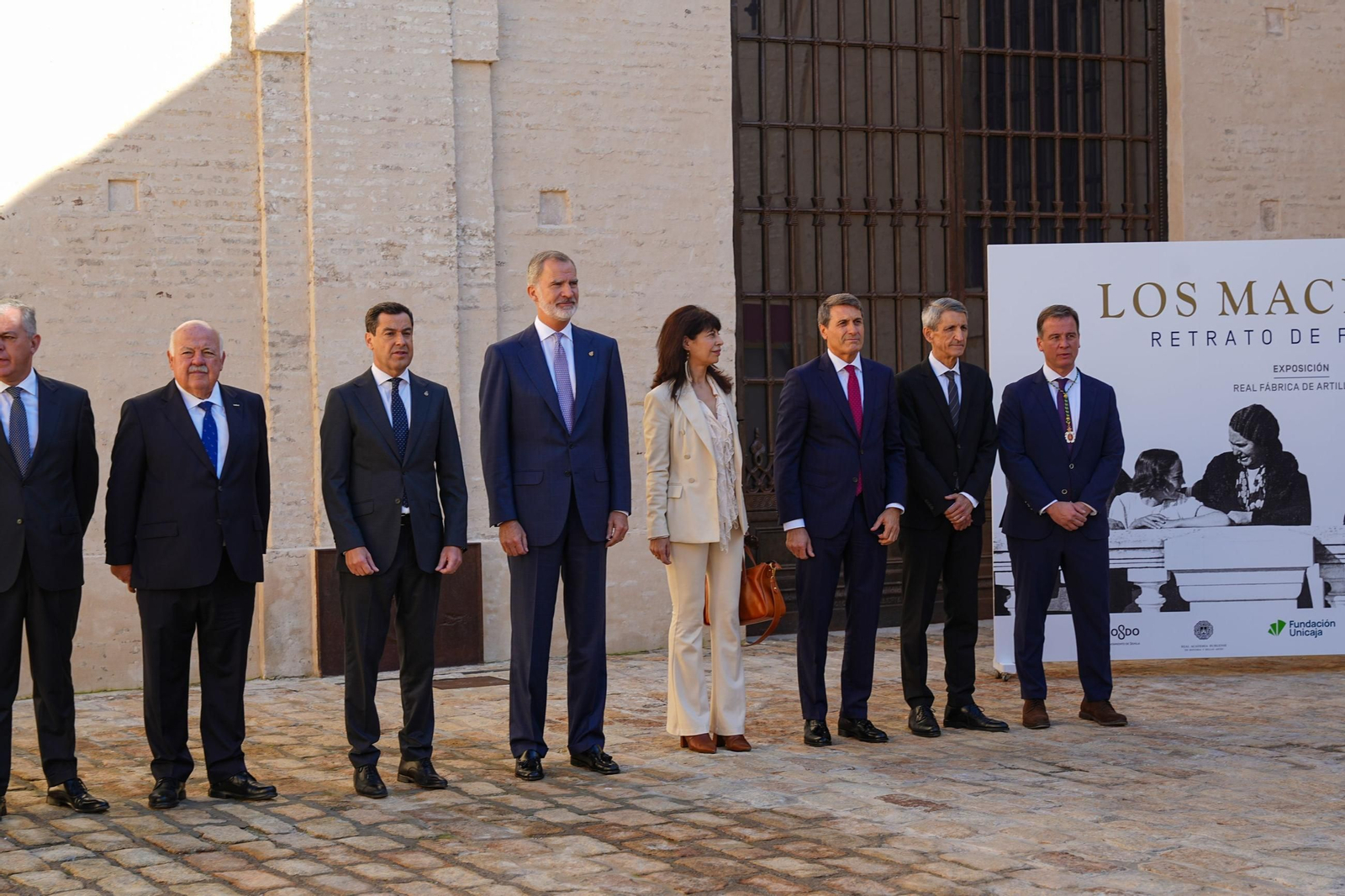 Las imágenes de la visita del Rey a la exposición de los Hermanos Machado en Sevilla
