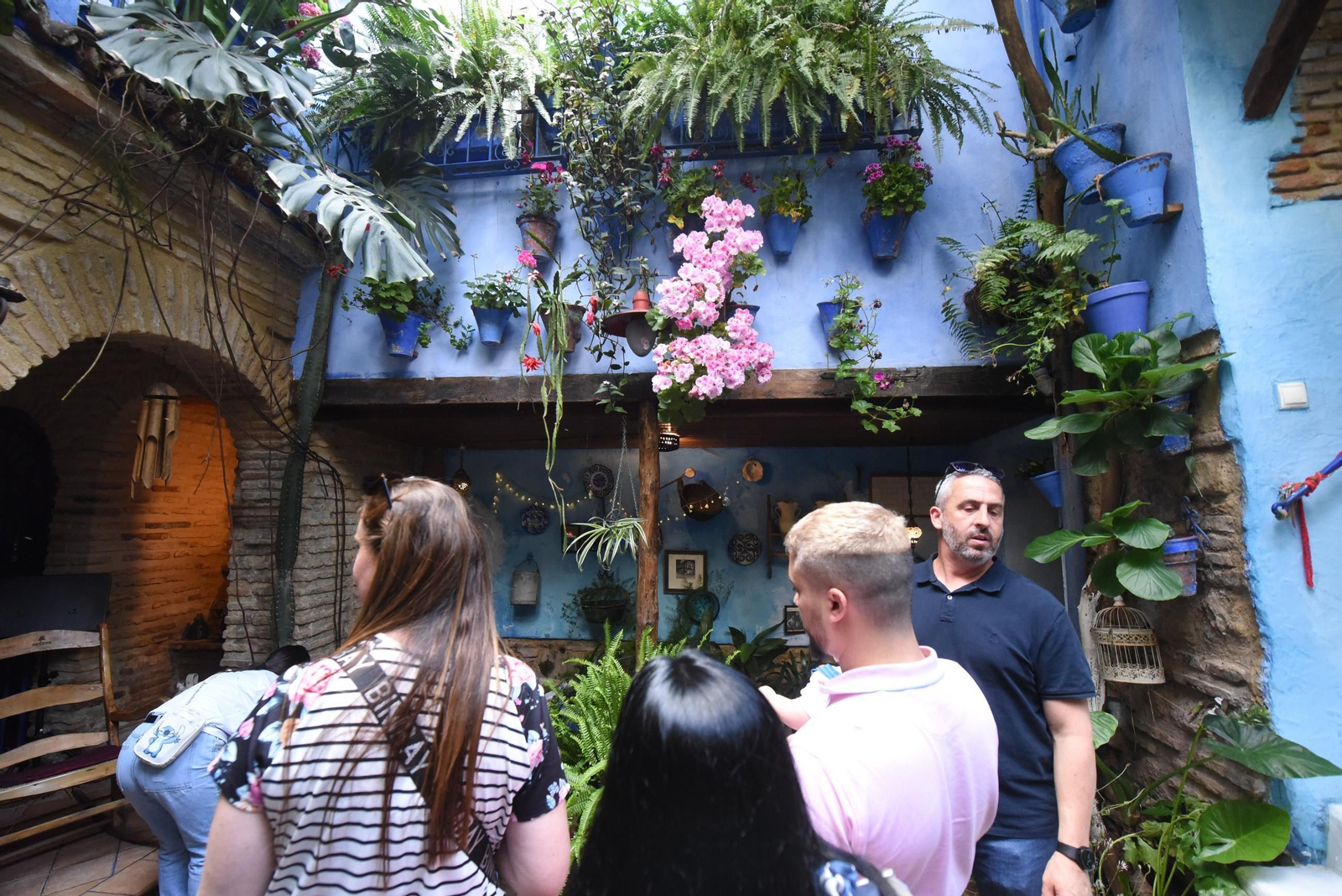 Turistas en un patio de la ruta de San Lorenzo