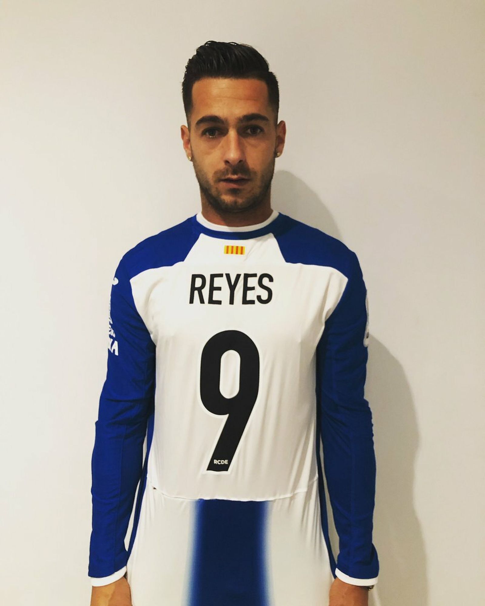 Sergio León posa en su Twitter con una camiseta de Reyes.