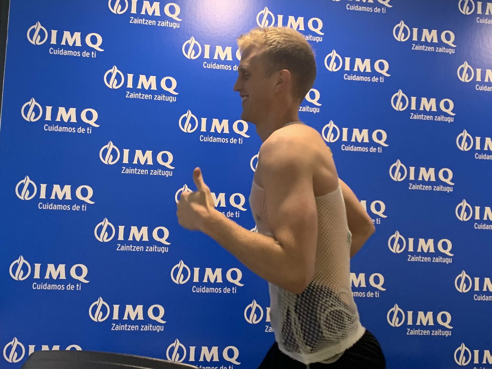 Tyler Haws, pasando el reconocimiento médico.