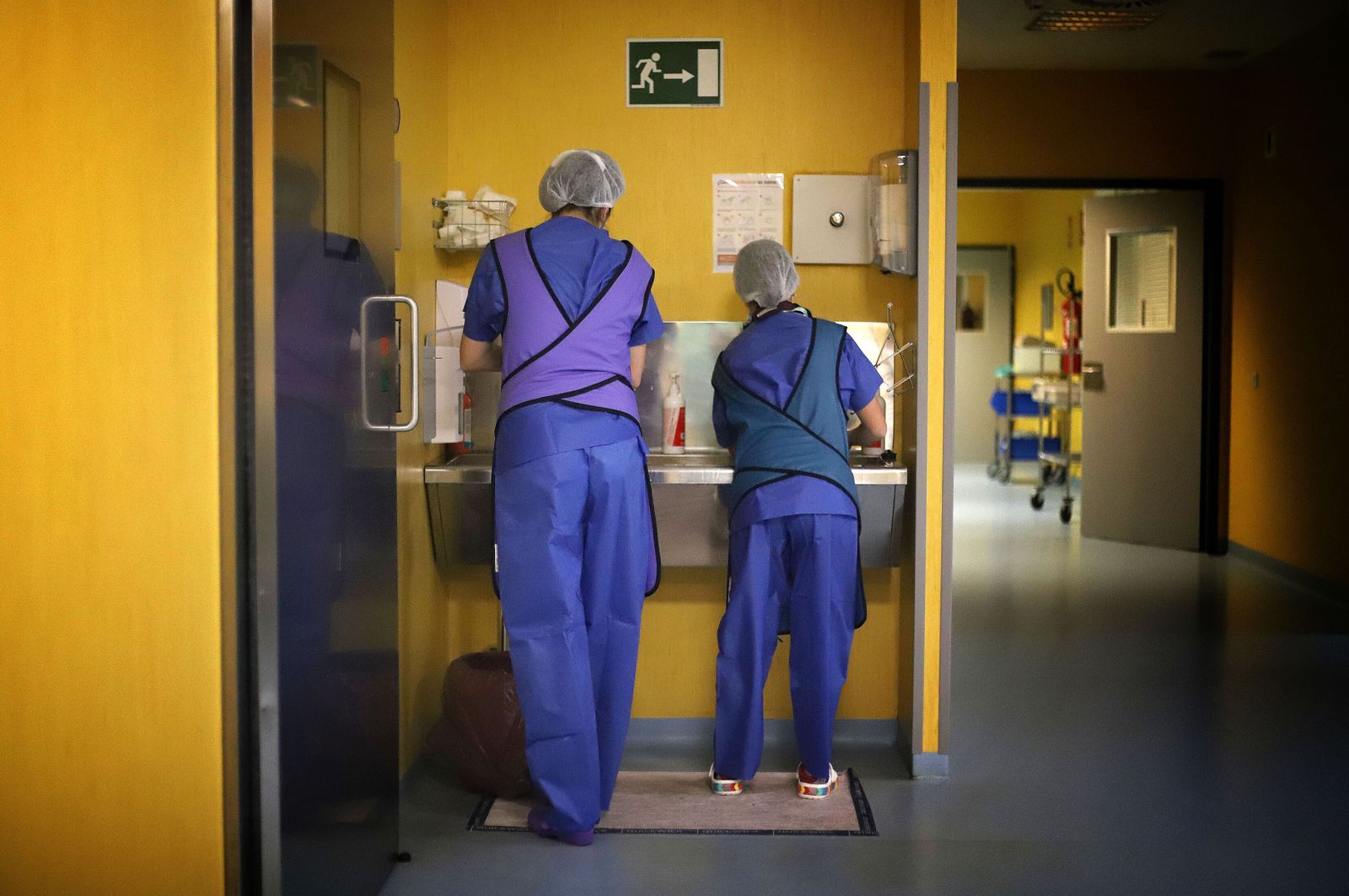 Dos profesionales sanitarias en un hospital de la provincia de Huelva.