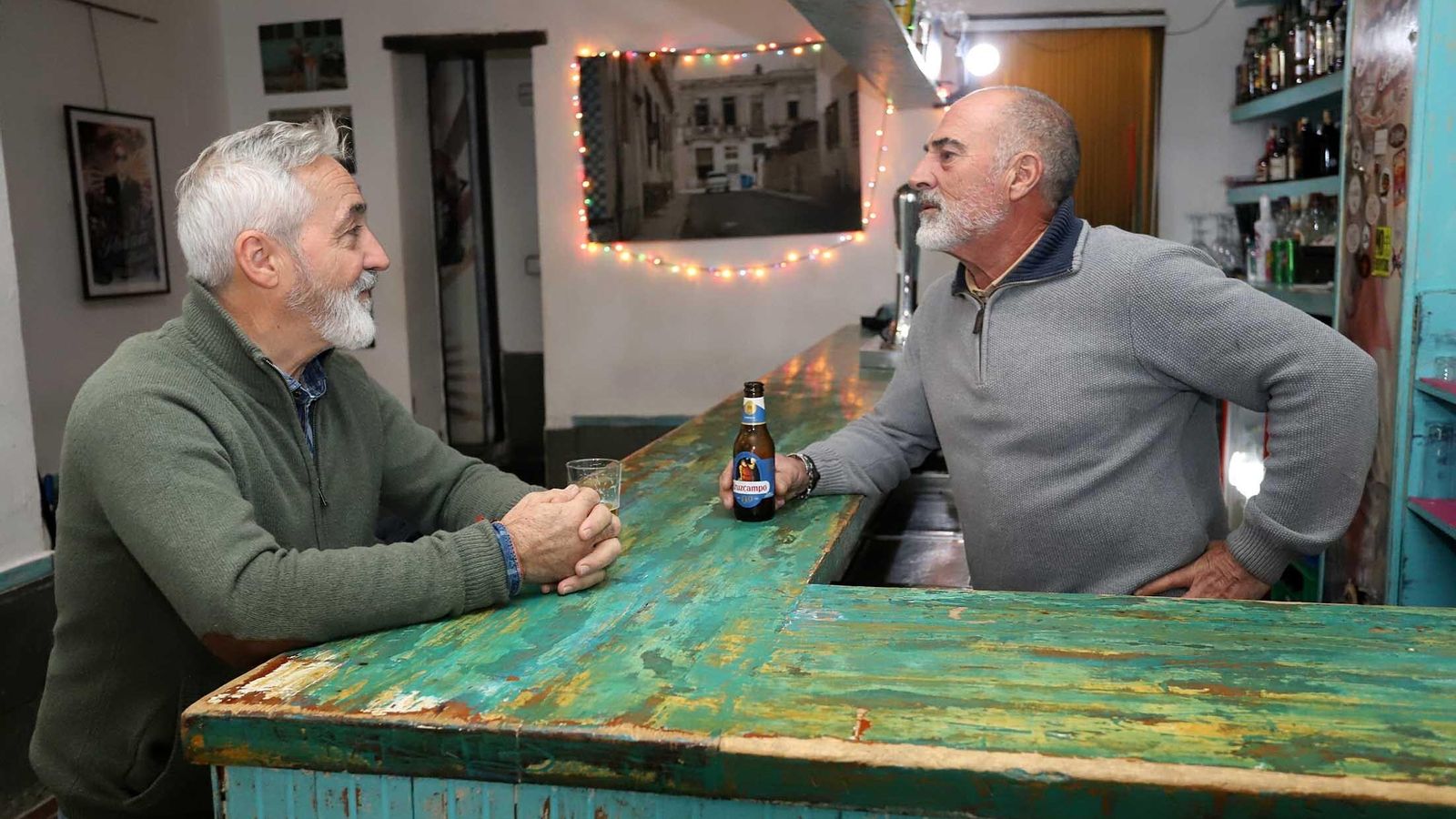 Antonio García charla con Tente en el Bar Ibiza Antonio García charla con Tente en el Bar Ibiza