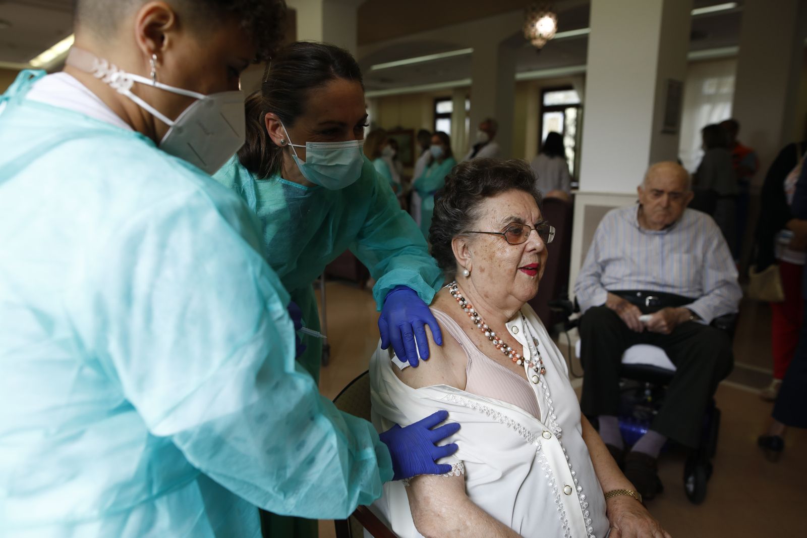 Una mujer recibe la vacuna contra la gripe y el recuerdo del Covid.