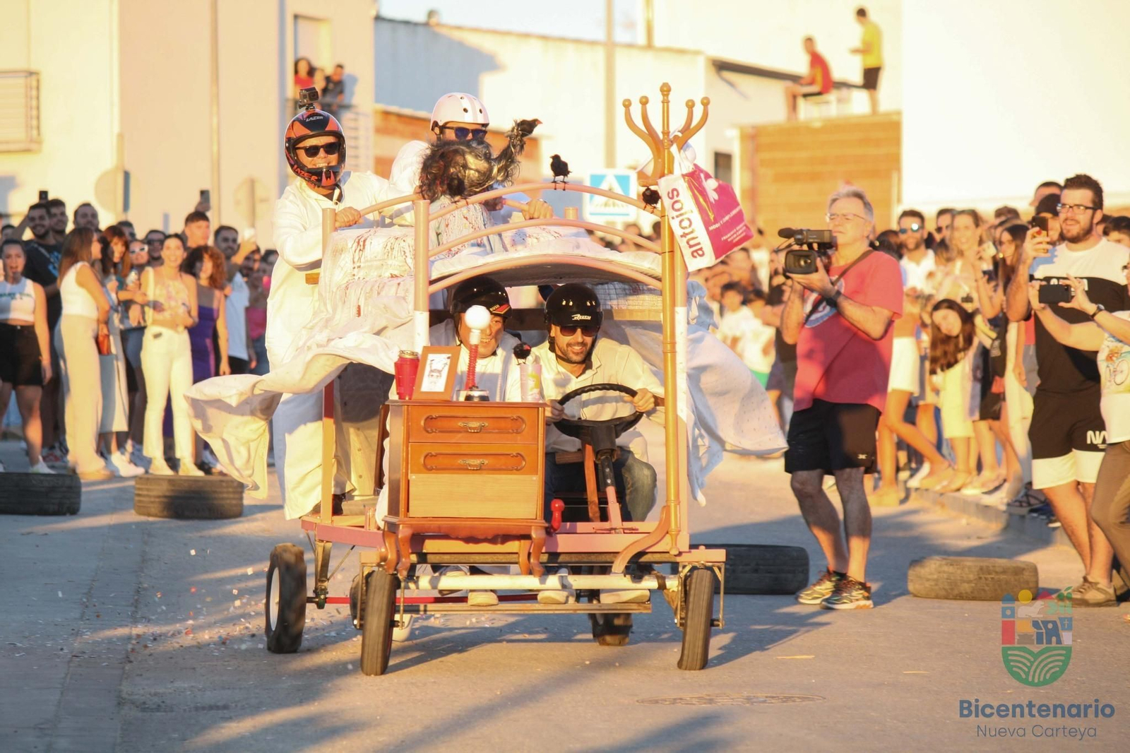 La disparatada carrera de autos locos de Nueva Carteya, en imágenes