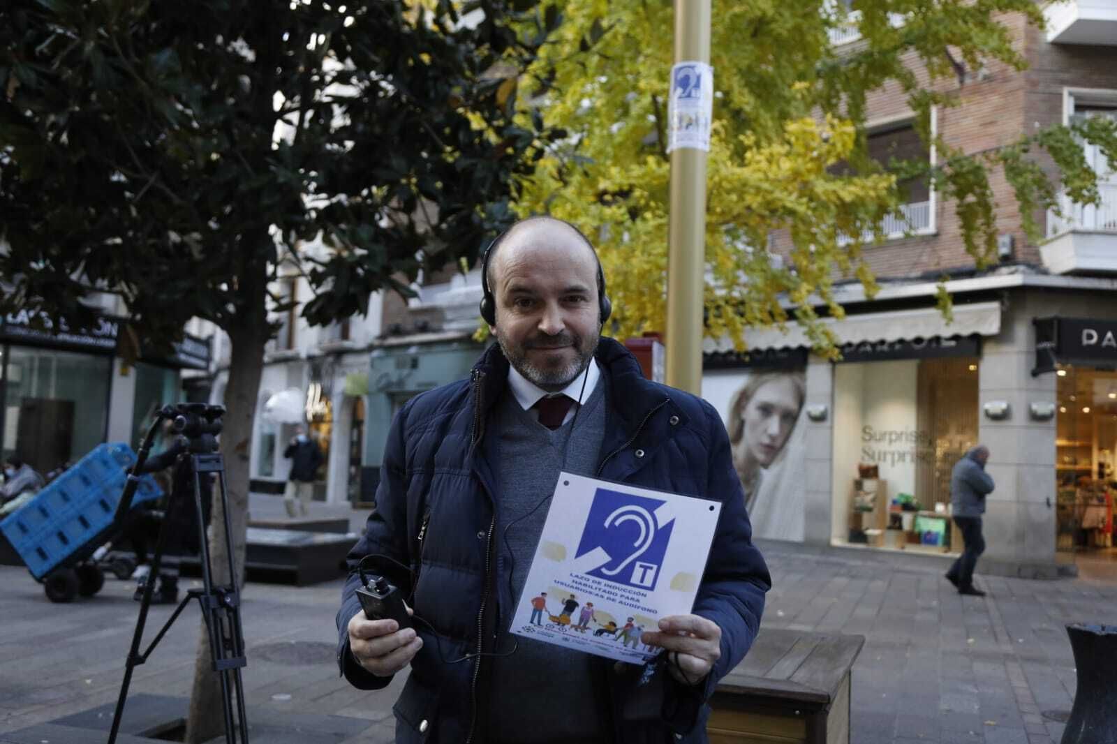 El delegado de Inclusión del Ayuntamiento, Bernardo Jordano, presenta las modificaciones del túnel de luz y sonido en la calle José Cruz Conde.