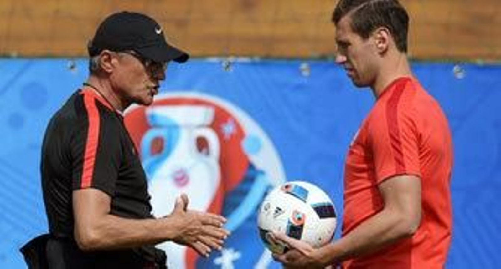 La sartén, por el mango