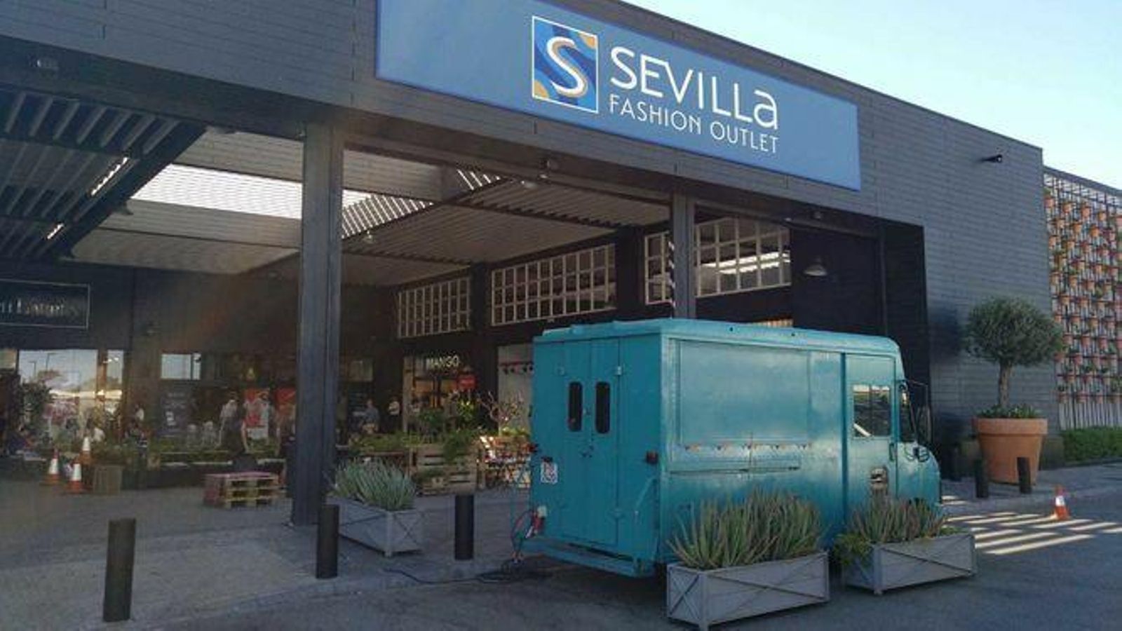 Acceso a Sevilla Fashion Oulet.