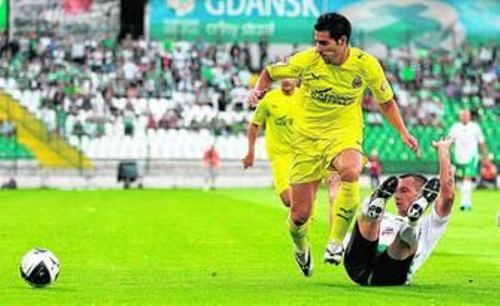 Cristóbal se marcha del defensa polaco del Gdansk Krzysztof Bak durante un partido amistoso.
