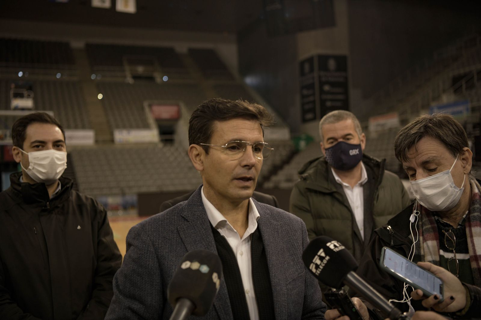 El alcalde de Granada, Francisco Cuenca, atiende a los medios en el Palacio de los Deportes