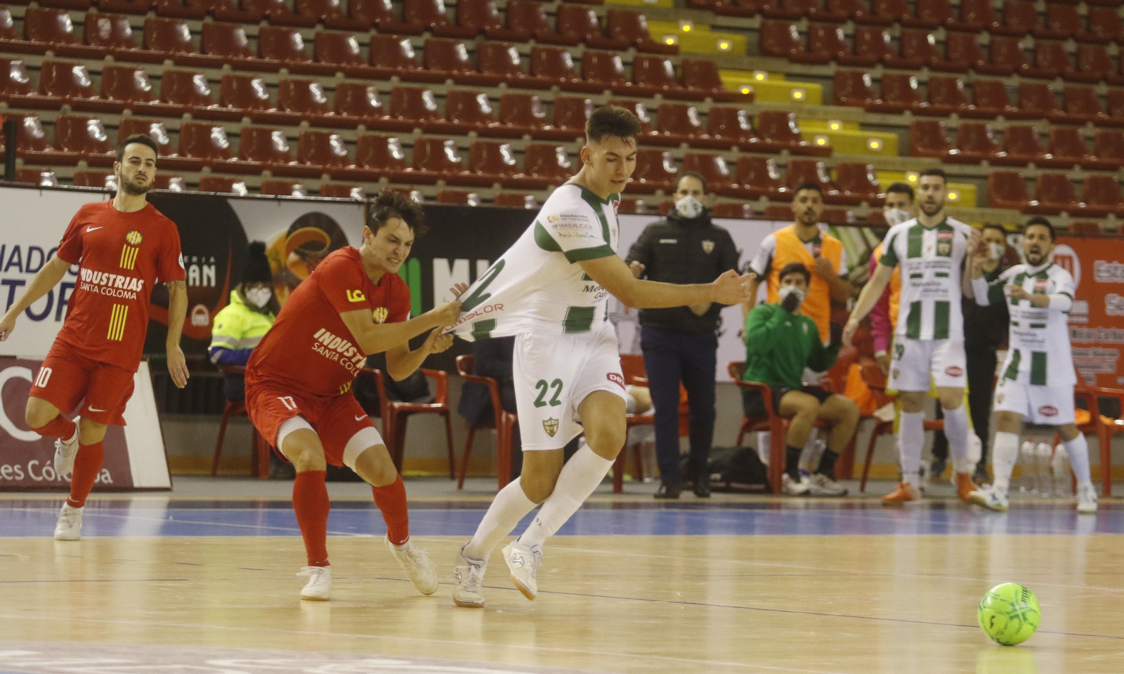 Corso agarra a Ricardo Mayor para frenar un ataque del Córdoba Futsal.