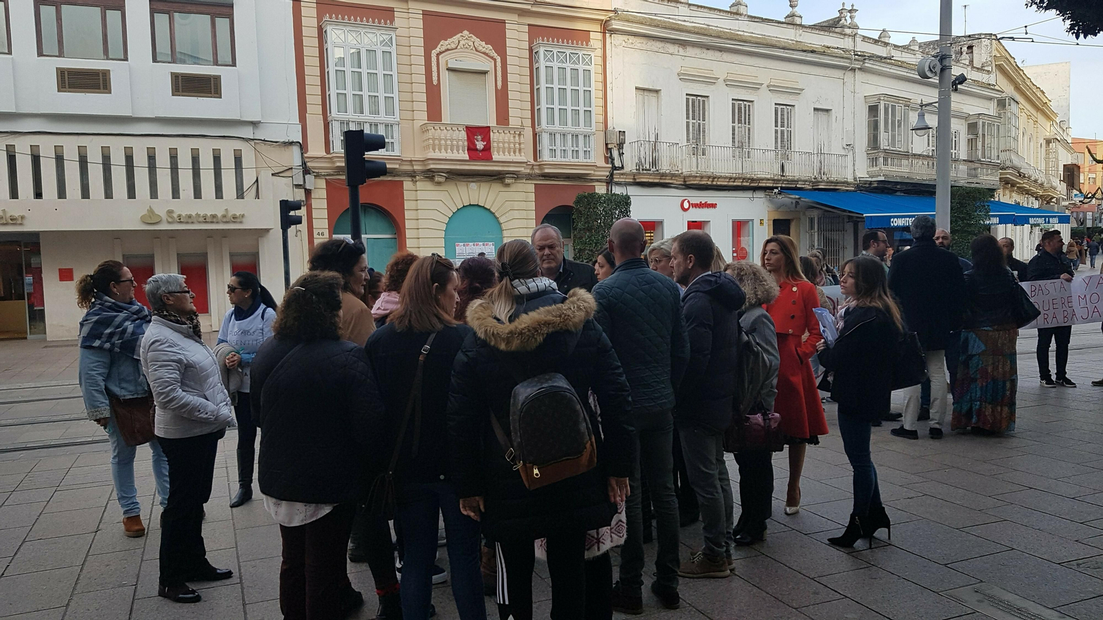 La alcaldesa, miembros del gobierno municipal y ediles de la oposición con el grupo de limpiadoras, antes del pleno.