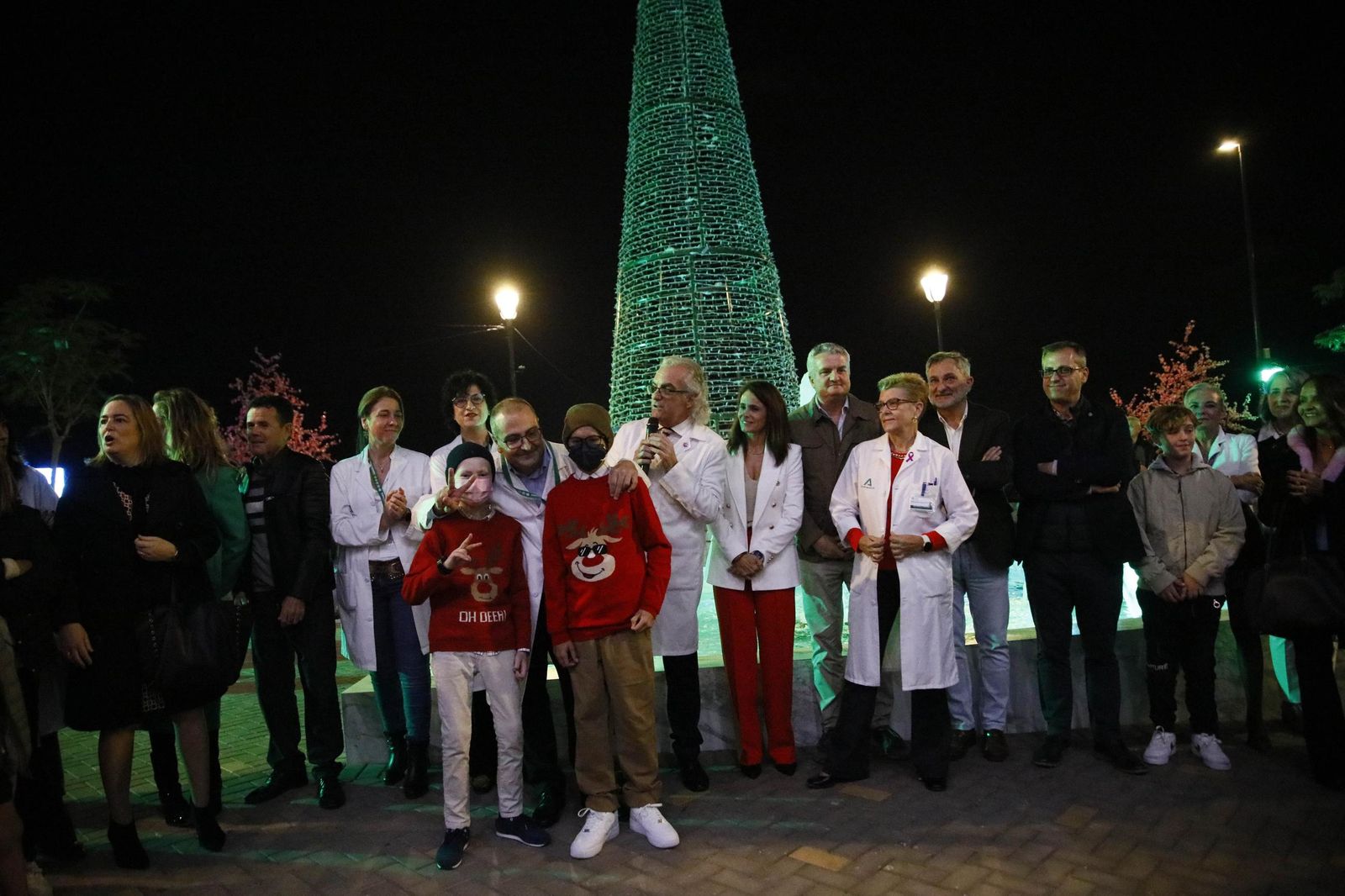 Las imágenes del encendido de la iluminación navideña en el Hospital Torrecárdenas de Almería