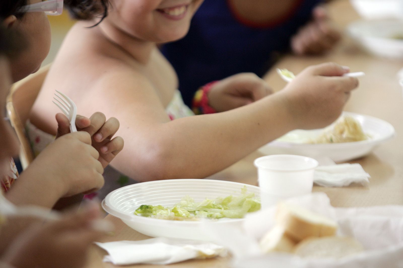 Niños en un comedor