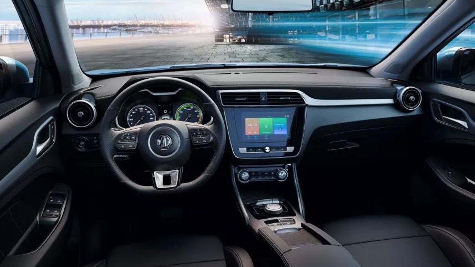 En el ZS la pantalla central se integra en el salpicadero, en lugar de ser flotante. El navegador siempre es de serie.