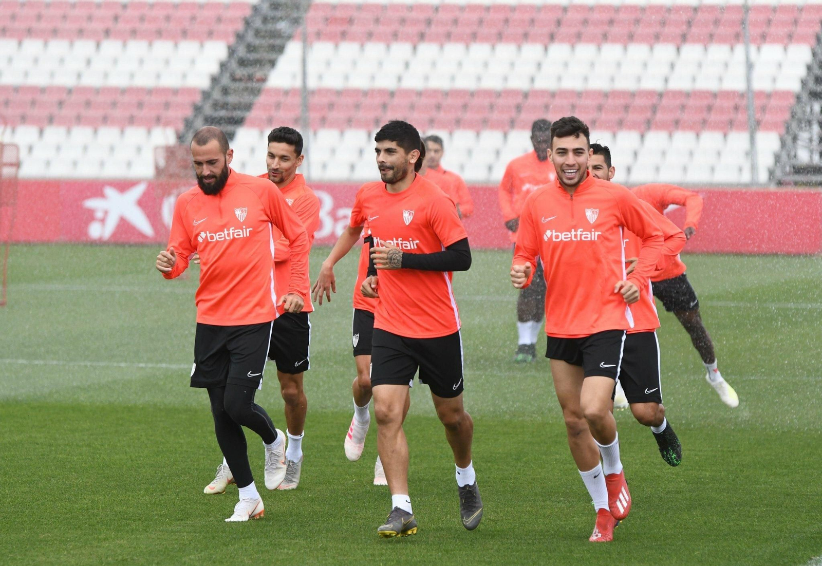 Aleix Vidal, Jesús Navas, Banega y Munir sonríen durante el entrenamiento sevillista.