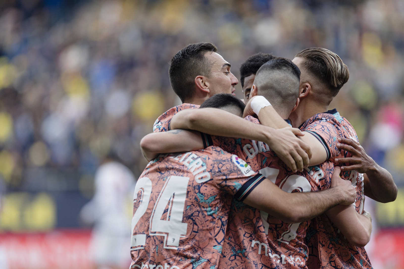 Las imágenes del partido entre el Cádiz C.F. y el Rayo Vallecano
