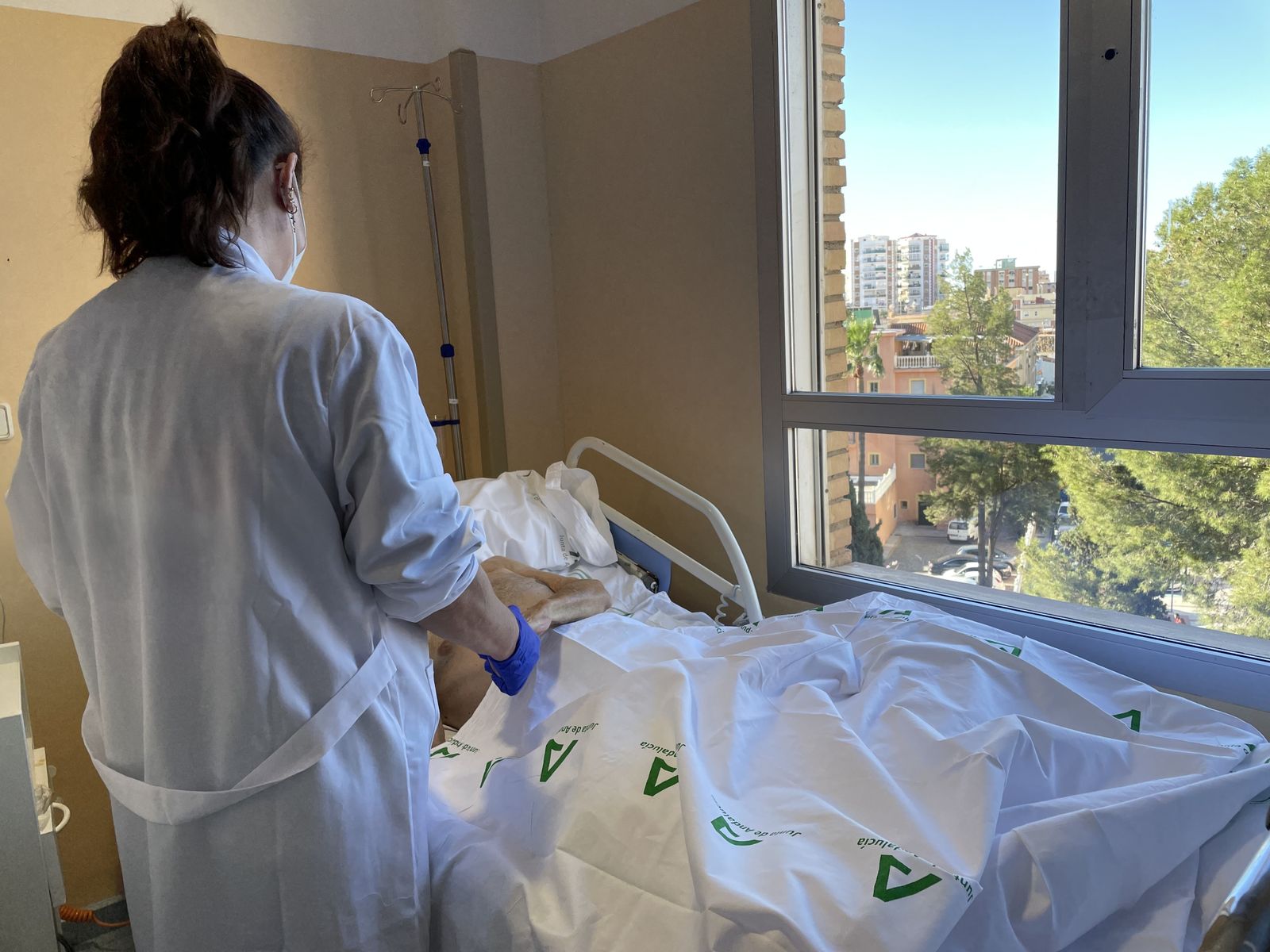 Una psicóloga clínica del Hospital Regional de Málaga con un paciente.