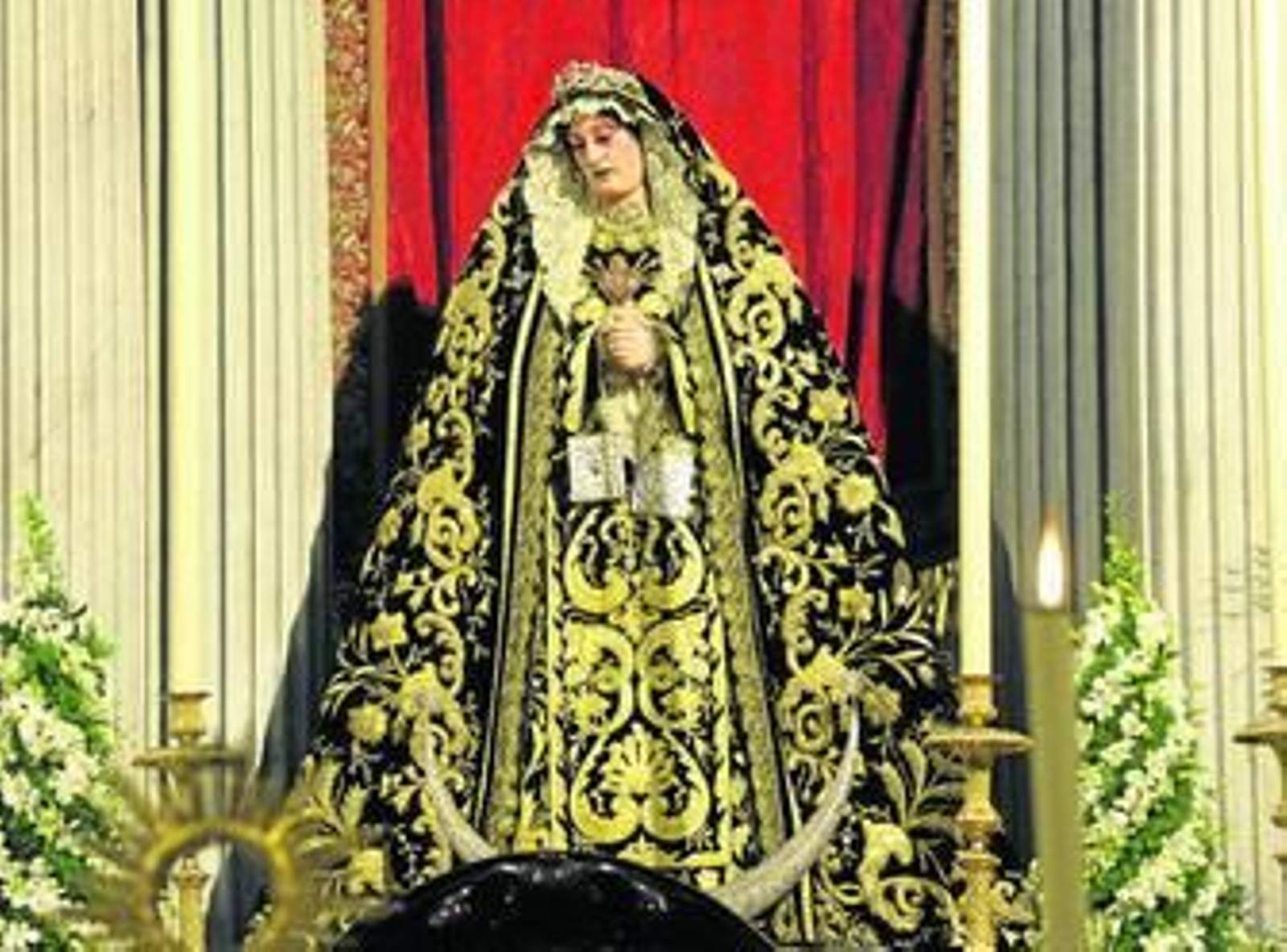 María Santísima de los Doloros, en el baldaquino central de la Catedral.