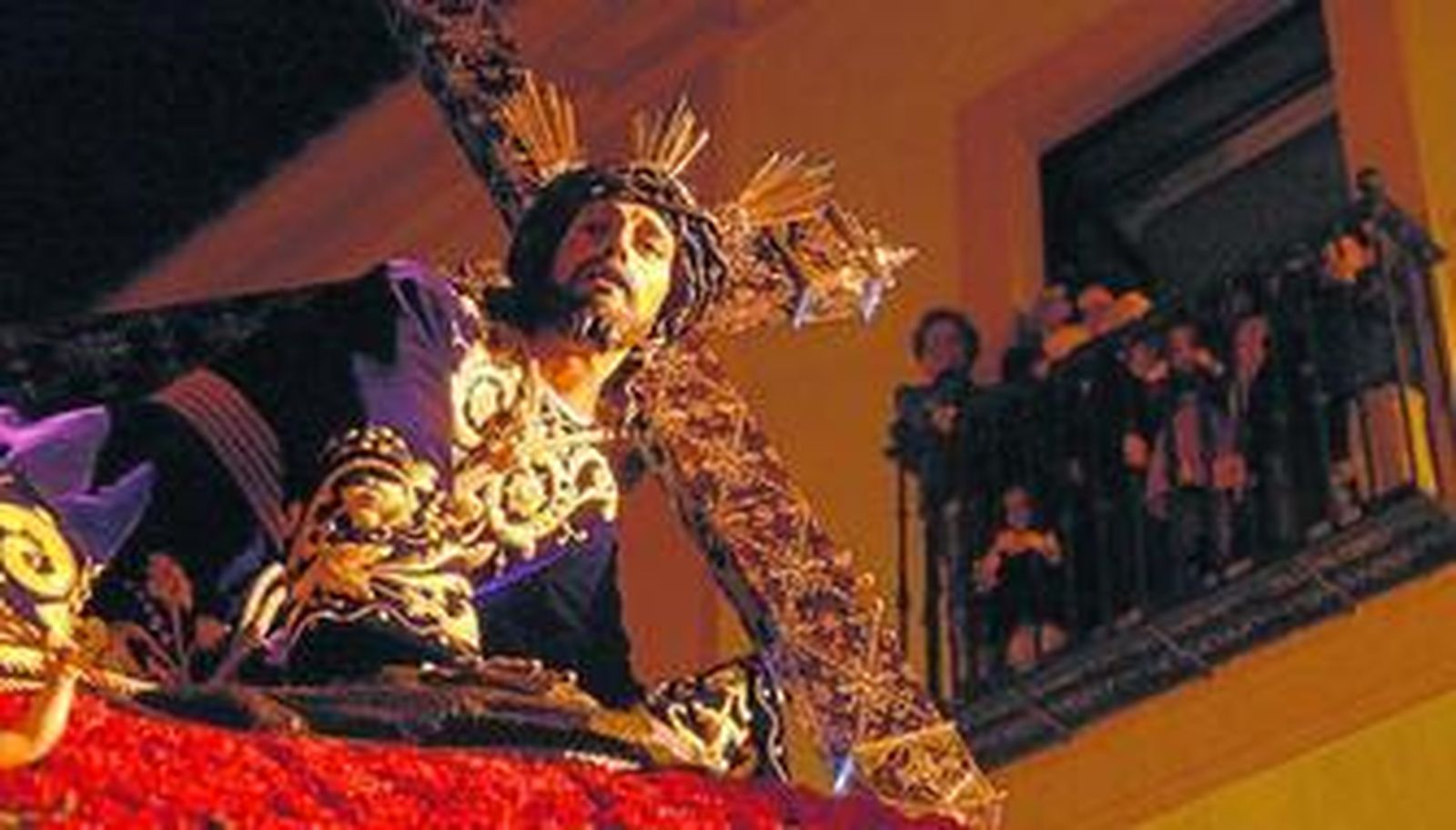 El Señor de las Penas, imagen que mira hacia un lado y da la espalda al otro, como si buscara el bien frente al mal.