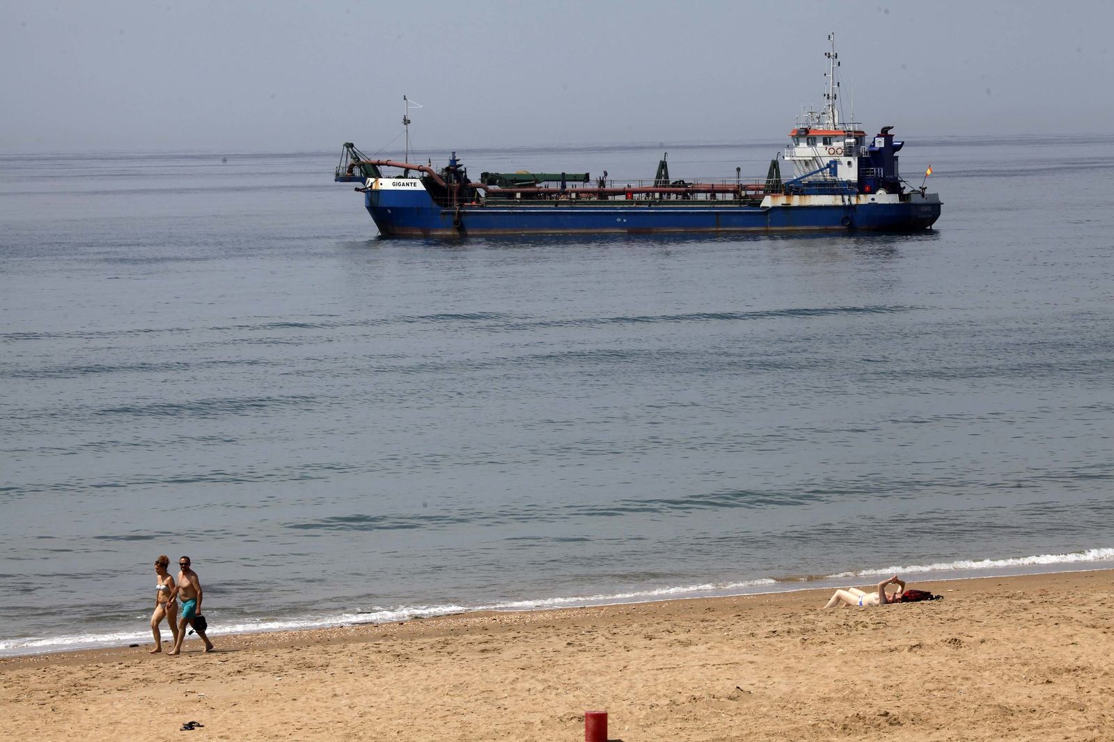 Las imágenes de la recuperación de la playa de La Antilla