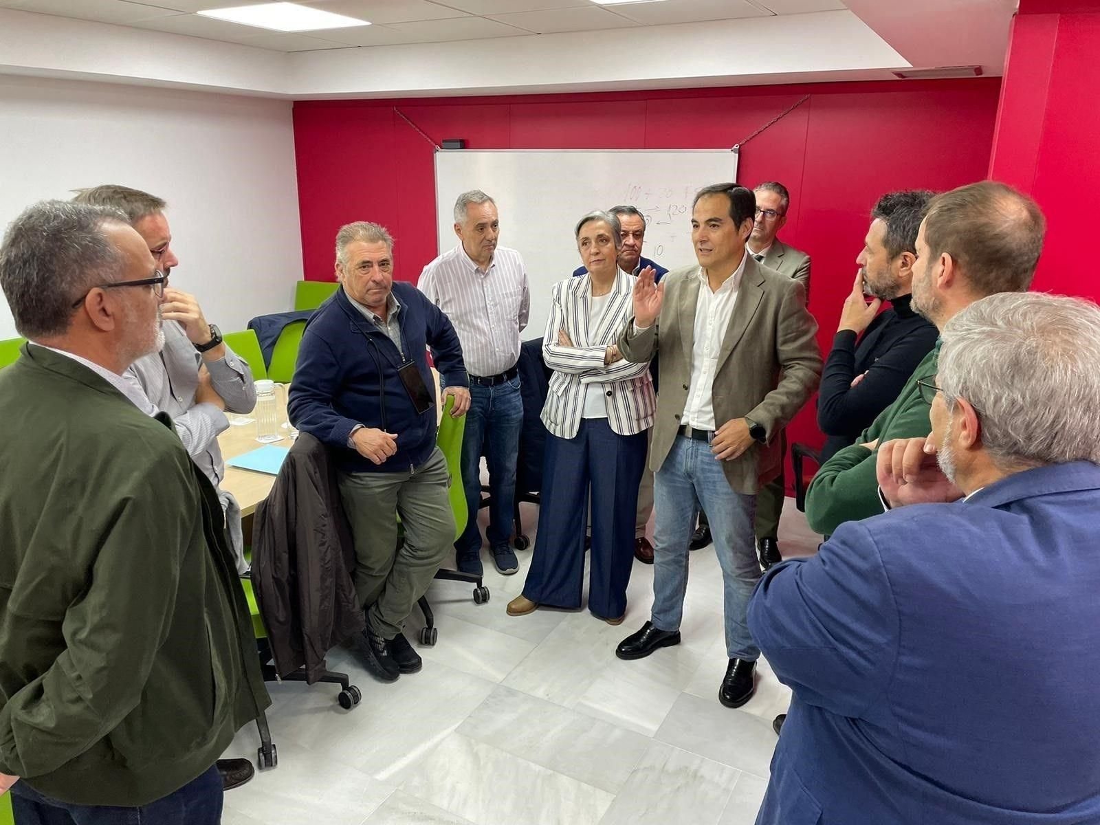 El consejero de Justicia, José Antonio Nieto, con los miembros de la mesa general tras la firma del acuerdo.