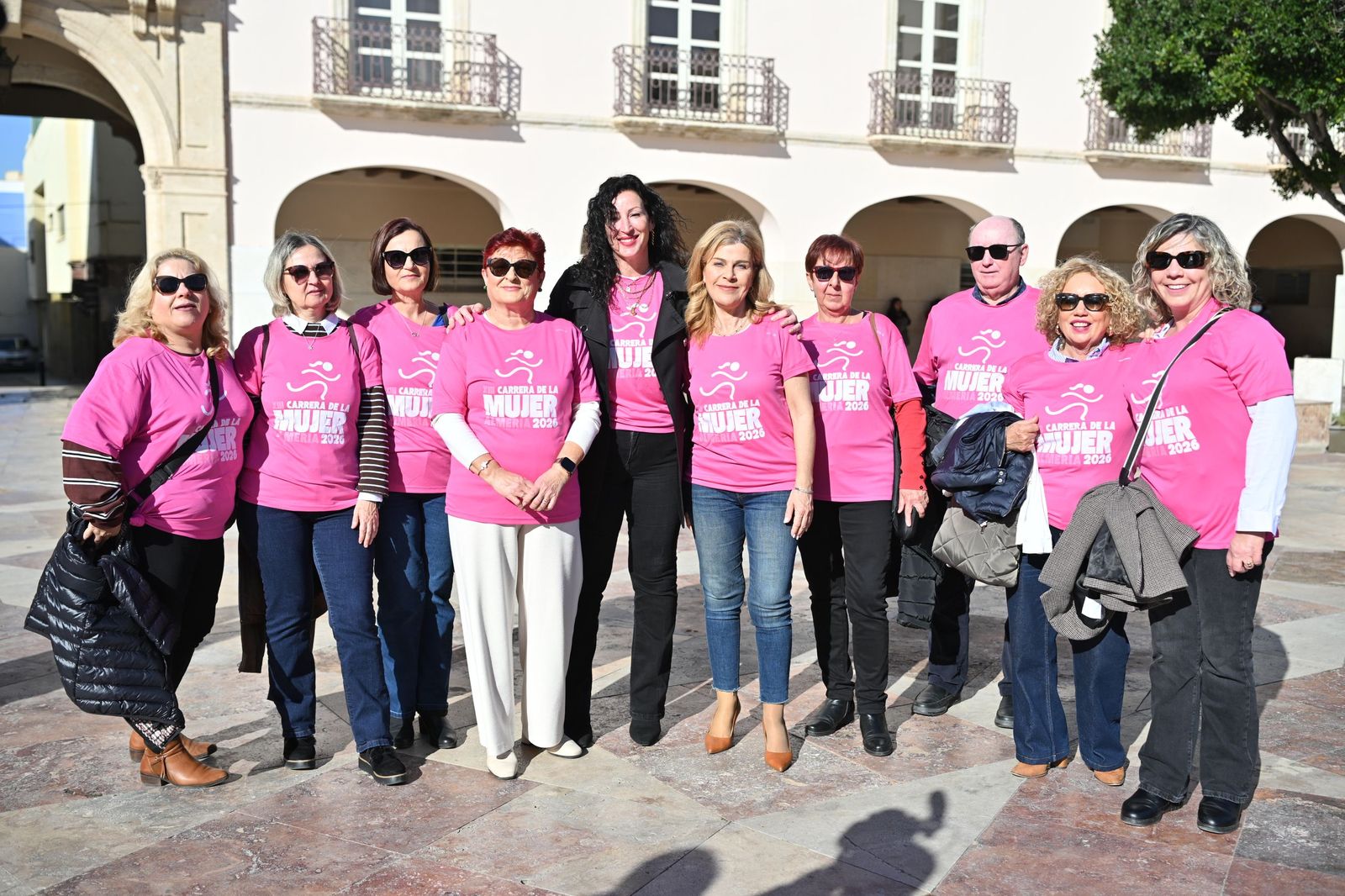 Presentación de la camiseta que este año da imagen a la Carrera de la Mujer organizada por el Ayuntamiento de Almería