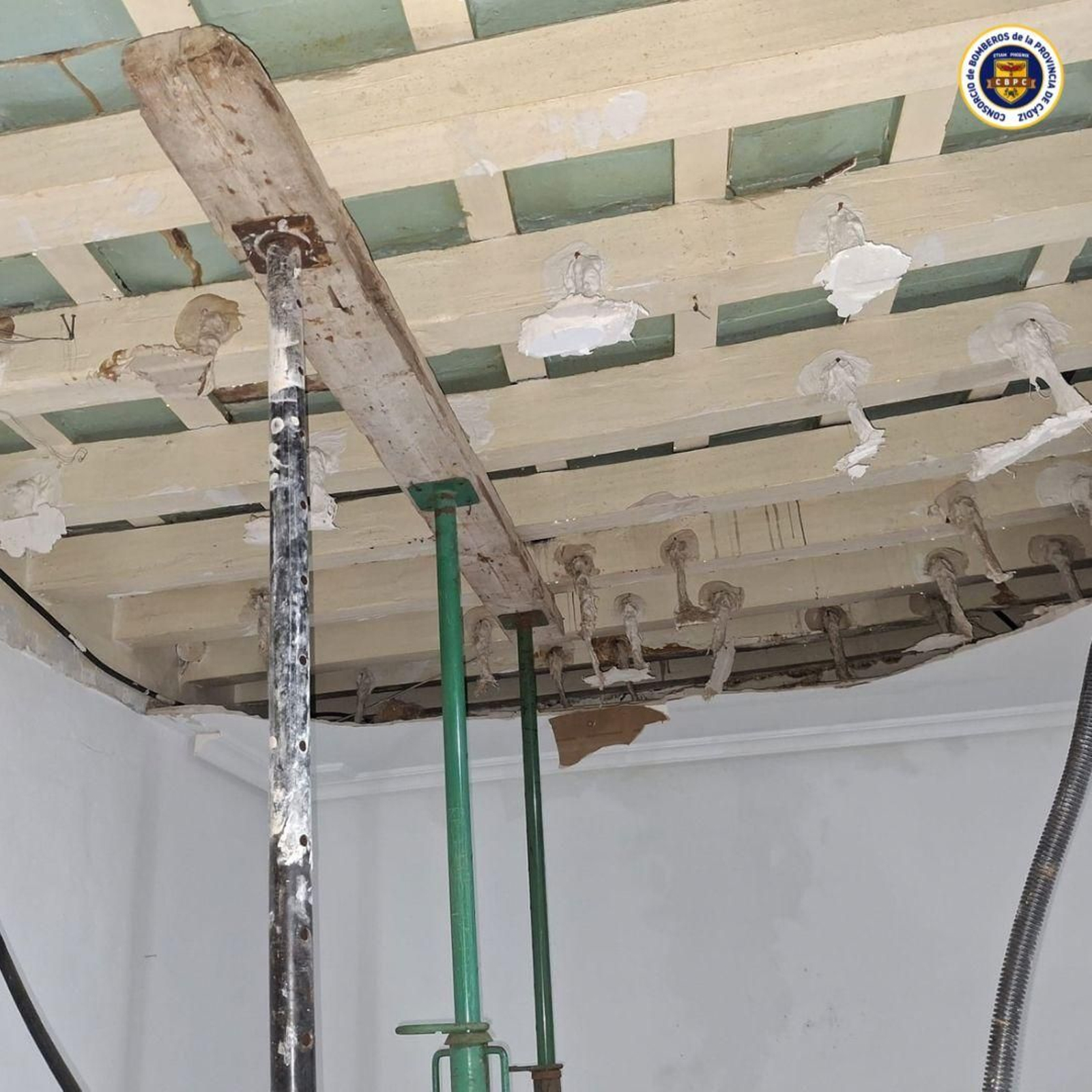 El techo del aslón, apuntalado ya por los Bomberos.