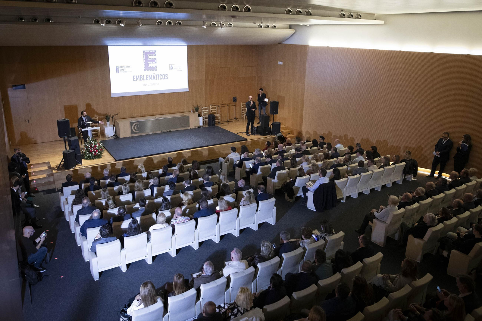 Granada reconoce a sus negocios más emblemáticos