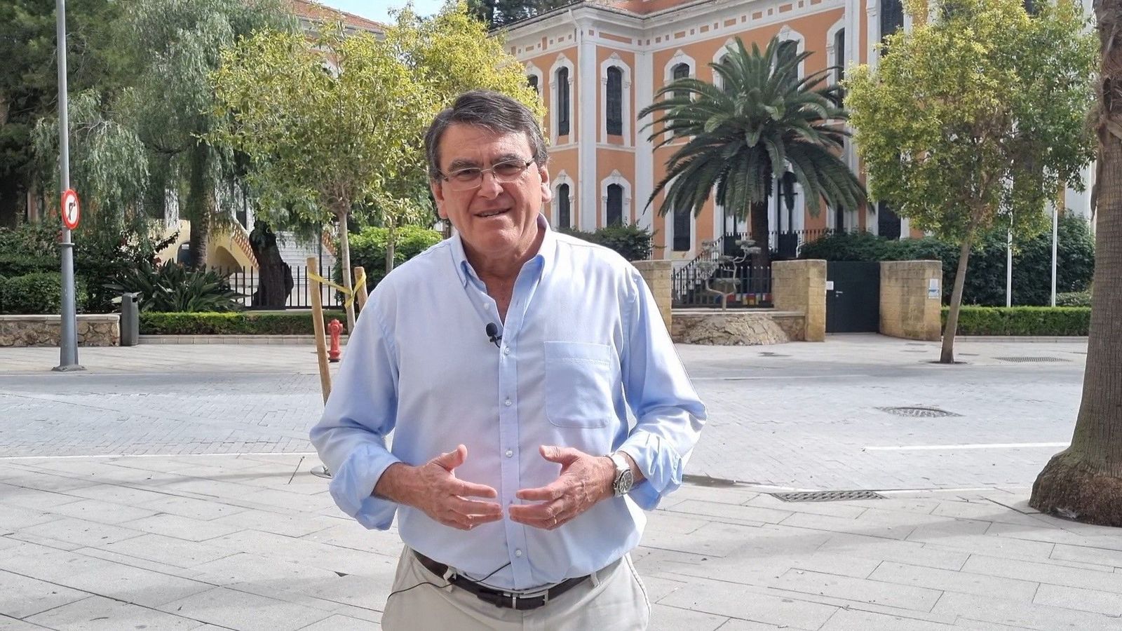 Rafael Segovia, frente a la Casa Colón de Huelva.
