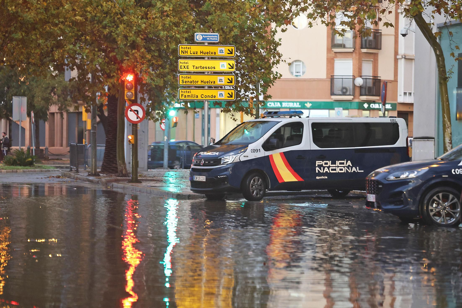 Imágenes del caos en Huelva por la borrasca Claudia con inundaciones, riadas y cortes de carreteras