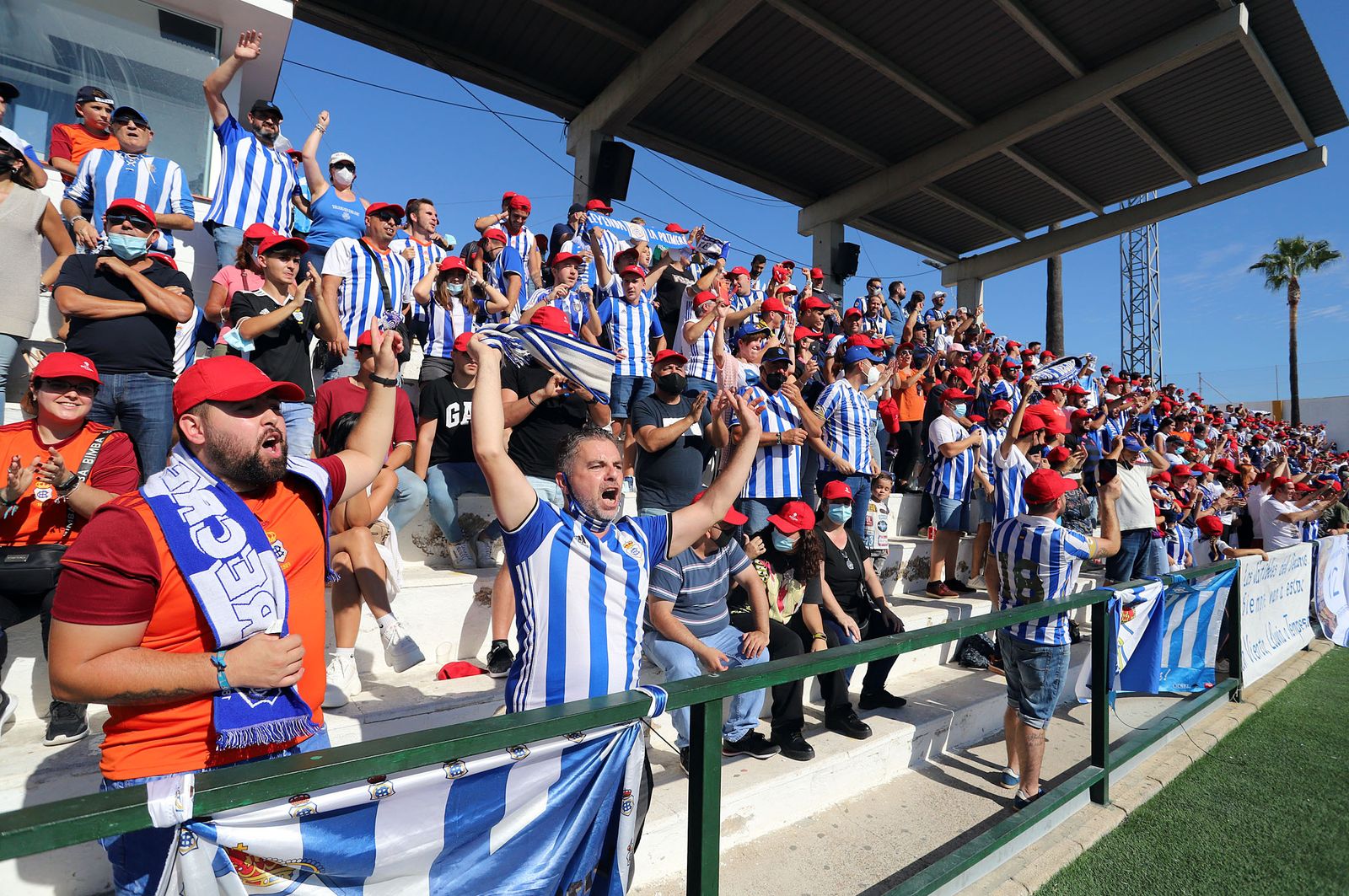 Imágenes de la afición más fiel del Recre en su visita al campo del Antoniano