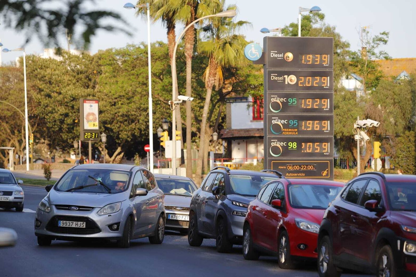 Cartel con los precios de una gasolinera de la capital onubense.