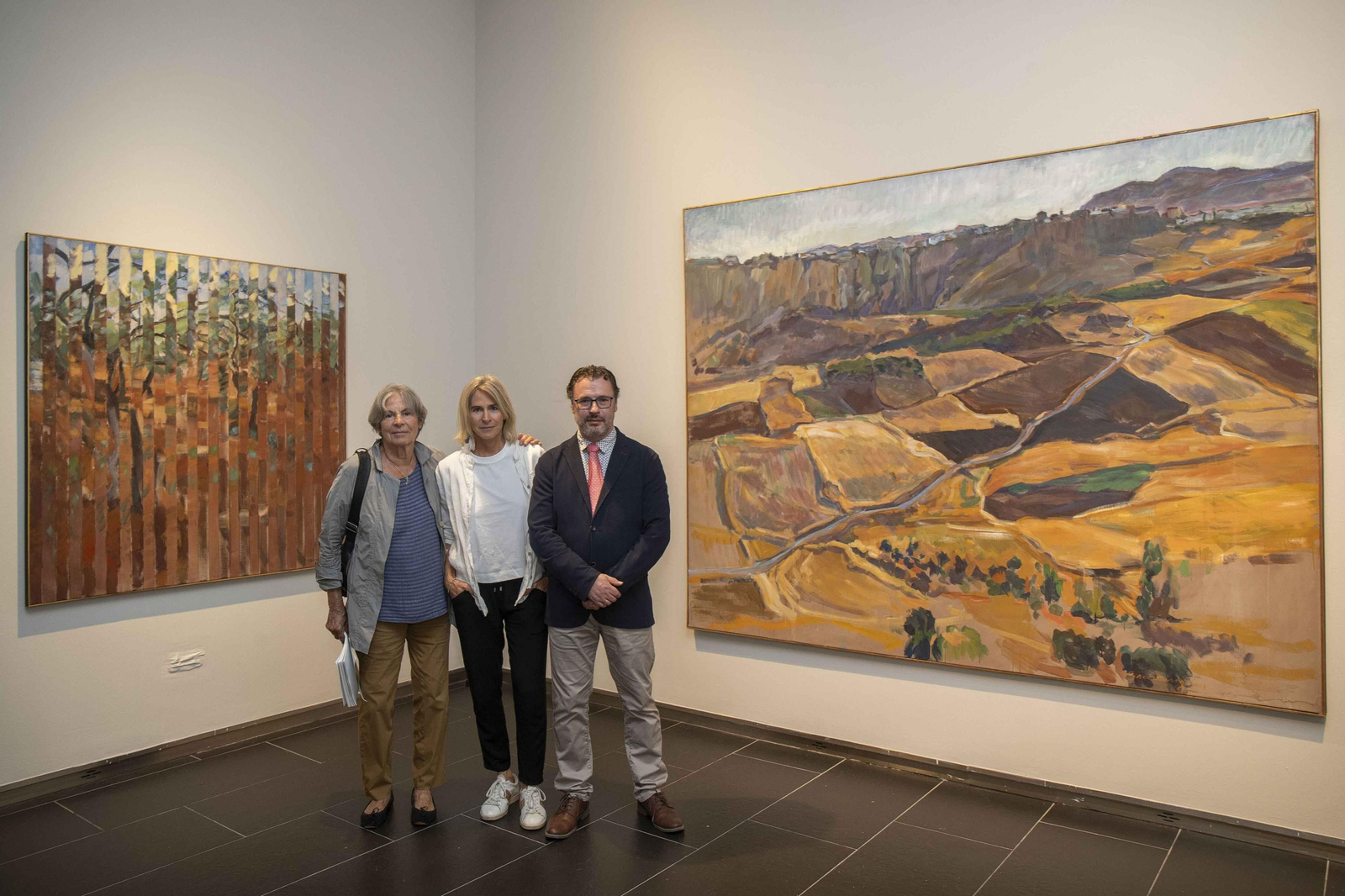 Eva y Anna Greissing junto a Rafael Valentín López en la exposición de la Fundación Unicaja en Cádiz