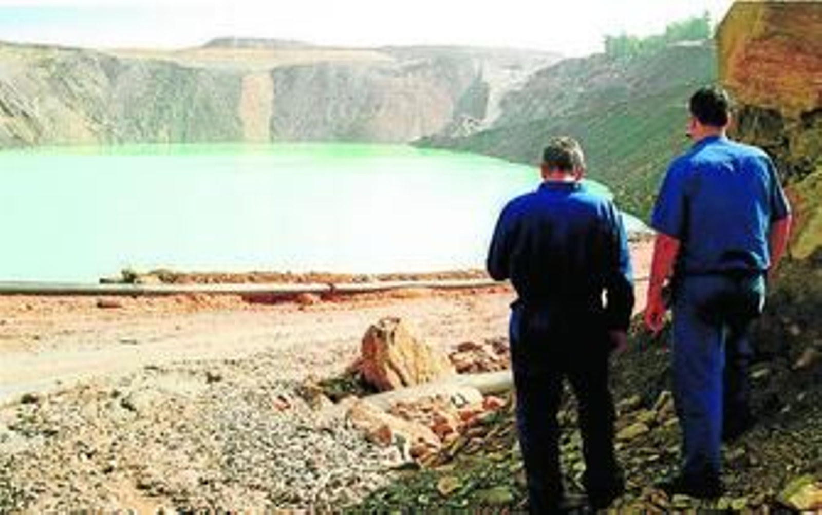 Una de las cortas de la Mina, llena de lodos tóxicos, en una imagen de archivo.