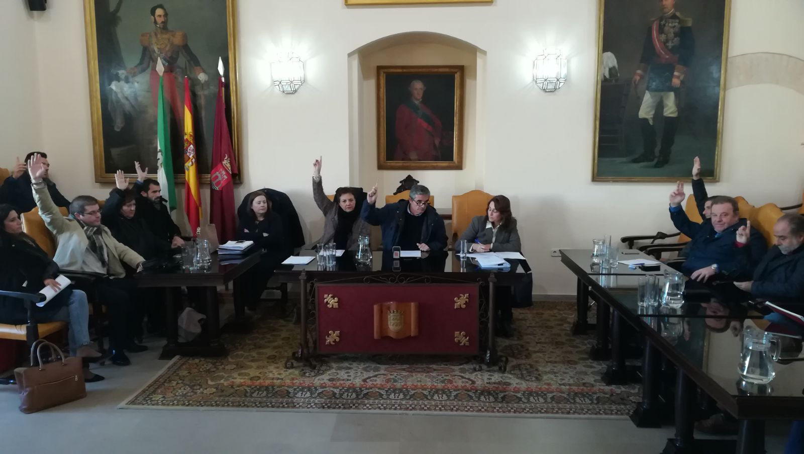 El alcalde, junto con concejales del PSOE y del PP, ayer, durante la votación del préstamo.