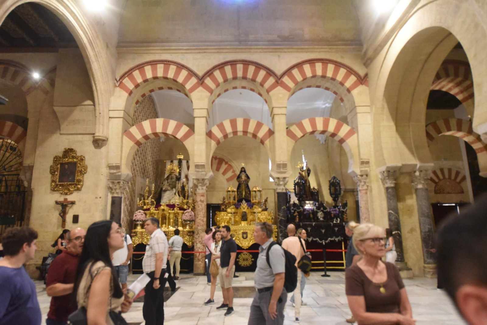 Las mejores fotos de las imágenes del Magno Vía Crucis en la Catedral de Córdoba