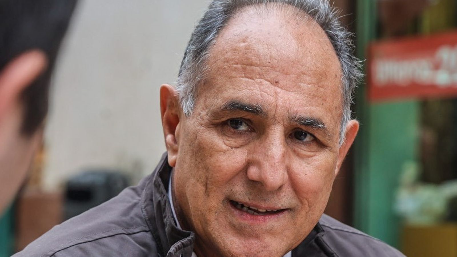 El ex propietario no para de moverse, aunque su voz suena totalmente calmada.