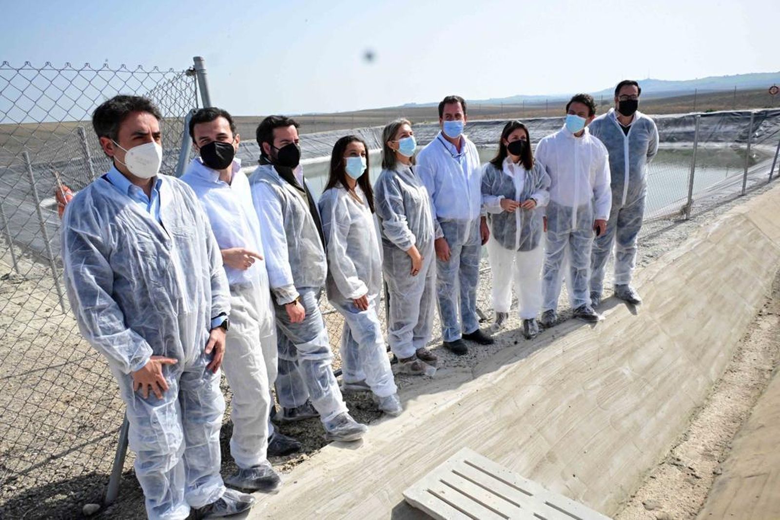 Los responsables del PP, en las visitas a las instalaciones ganaderas.