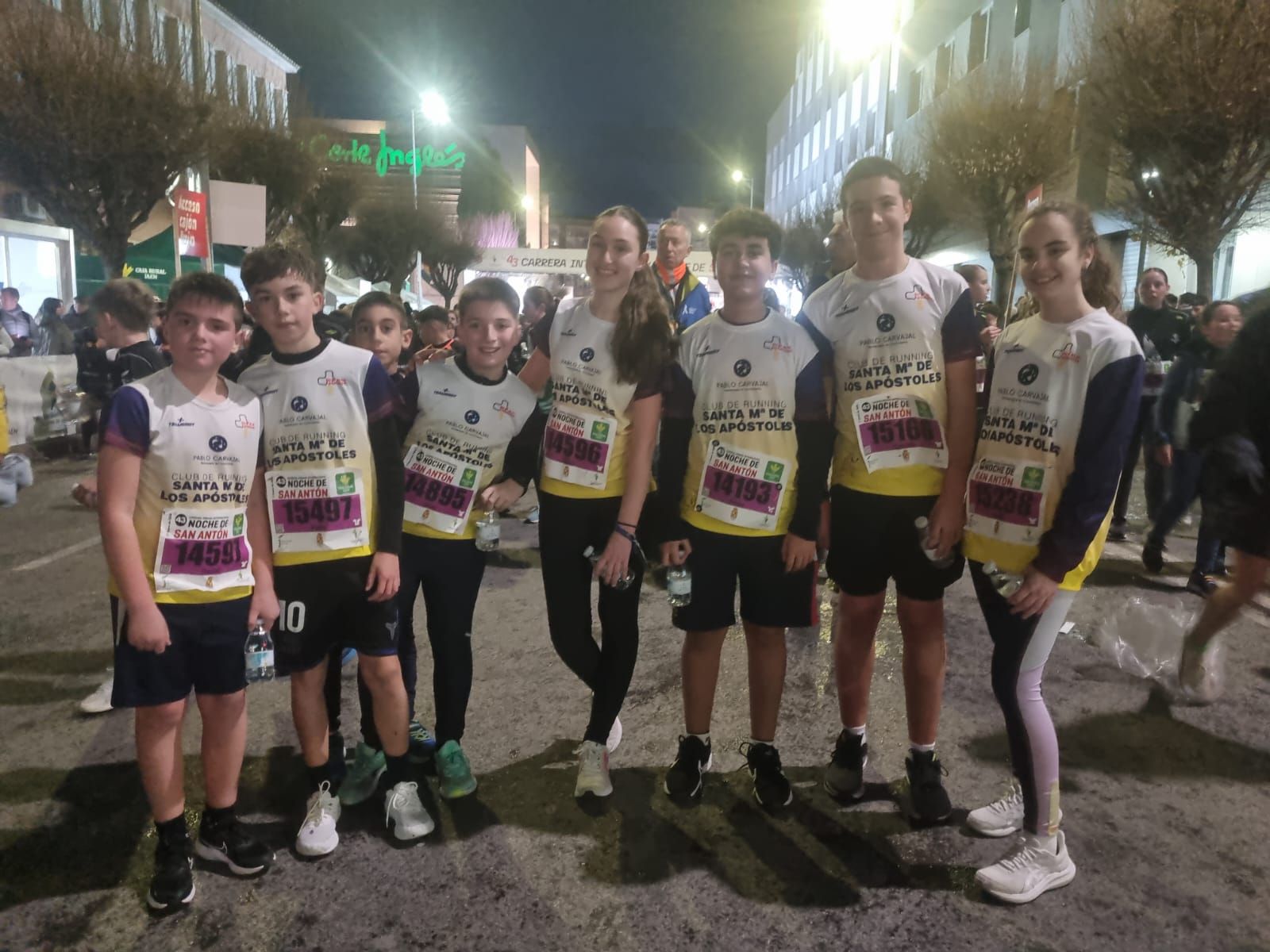 En imágenes: 2.000 atletas brillan con luz propia en la infantil de la Carrera de San Antón 2026