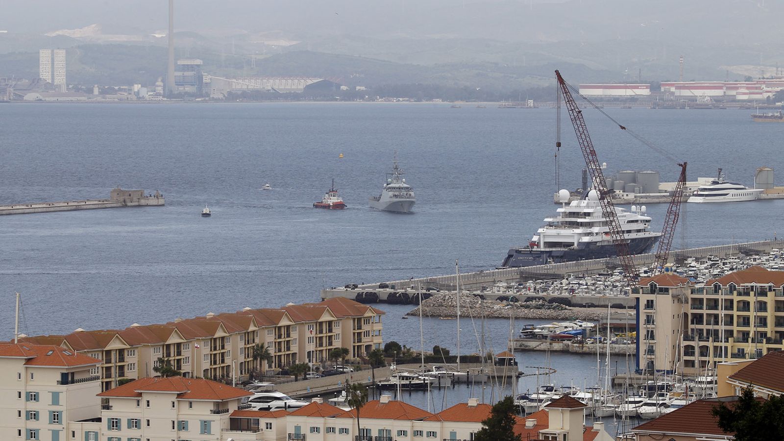 Las fotos del buque de guerra de la Royal Navy "HMS Trent" llegando a Gibraltar