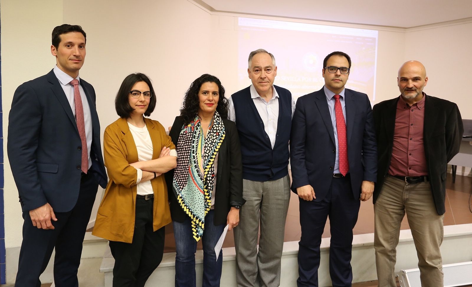 Carlos Mérida (Globalvía), Antonia Rodriguez (moderadora), Reyes Tirado (Red Sevilla por el Clima), Rafael Candau (Junta), José Lorenzo (Ayuntamiento) y Esteban de Manuel (arquitecto), ayer en el Colegio de Arquitectos de Sevilla.
