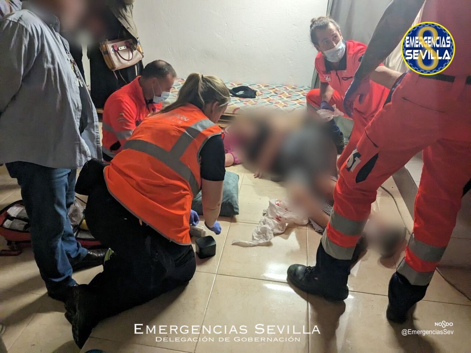 Efectivos sanitarios atienden a la herida.
