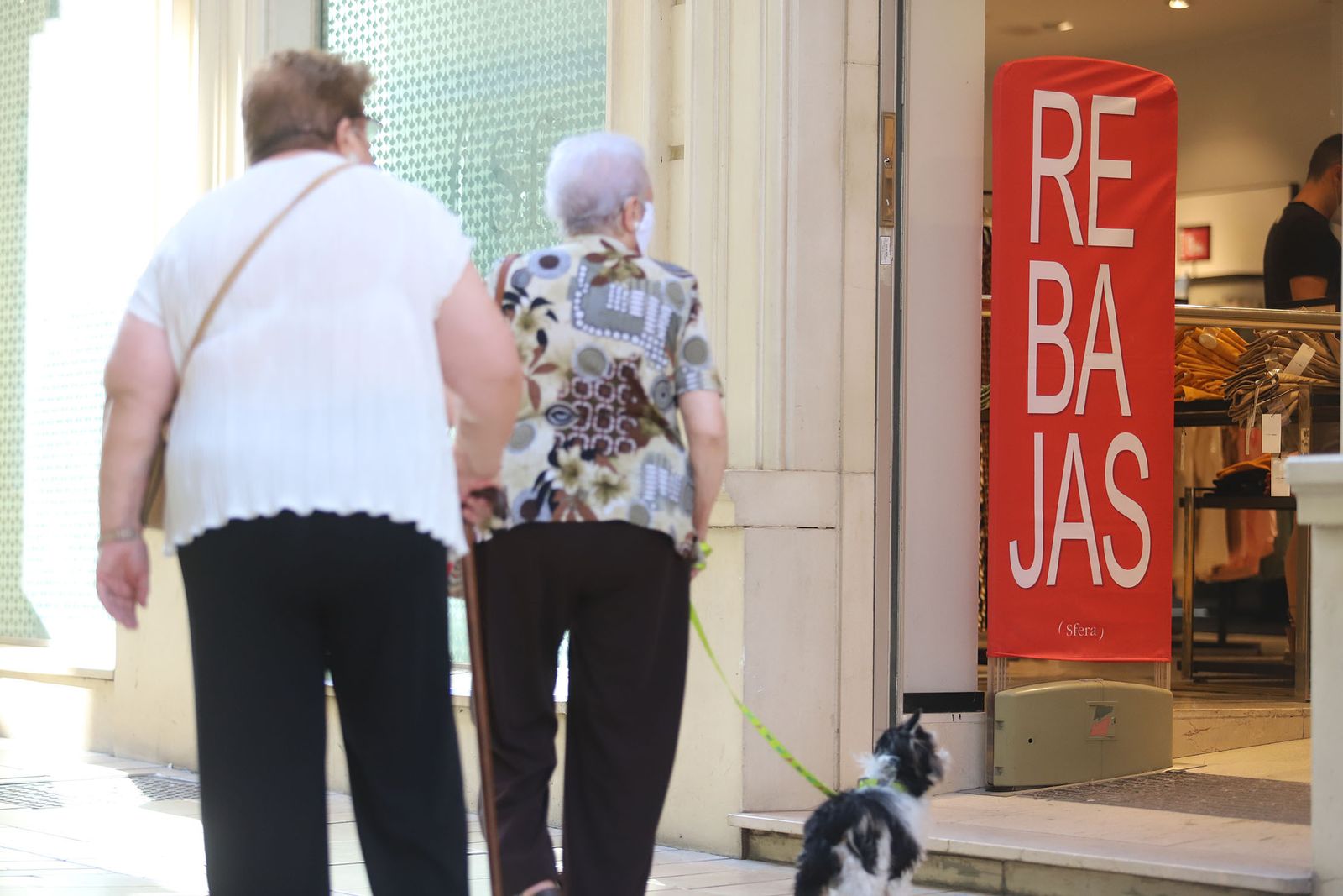 Imágenes de las rebajas de verano en la nueva normalidad