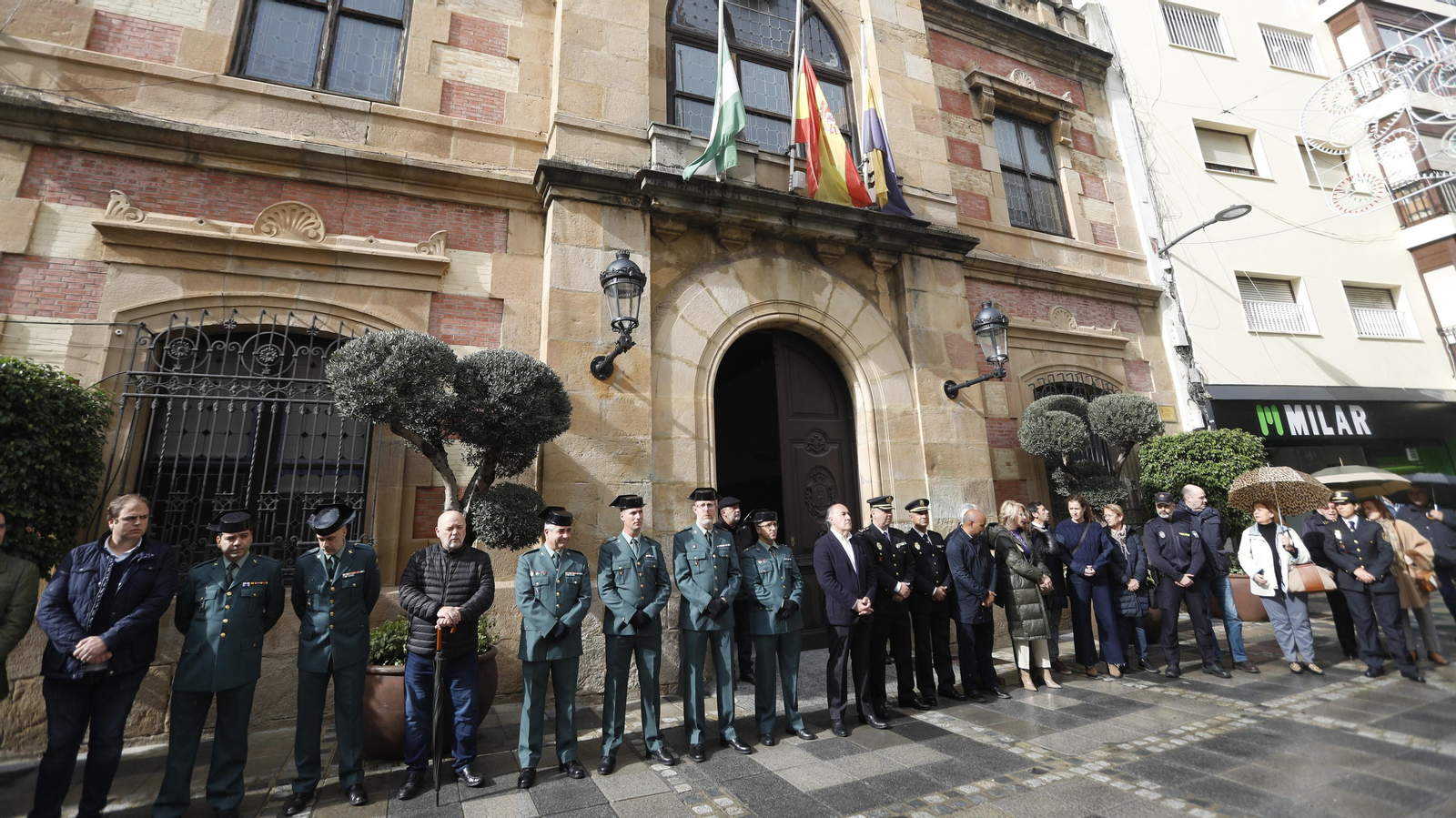 Las fotos de la concentración silenciosa por la muerte de dos guardias civiles en Barbate