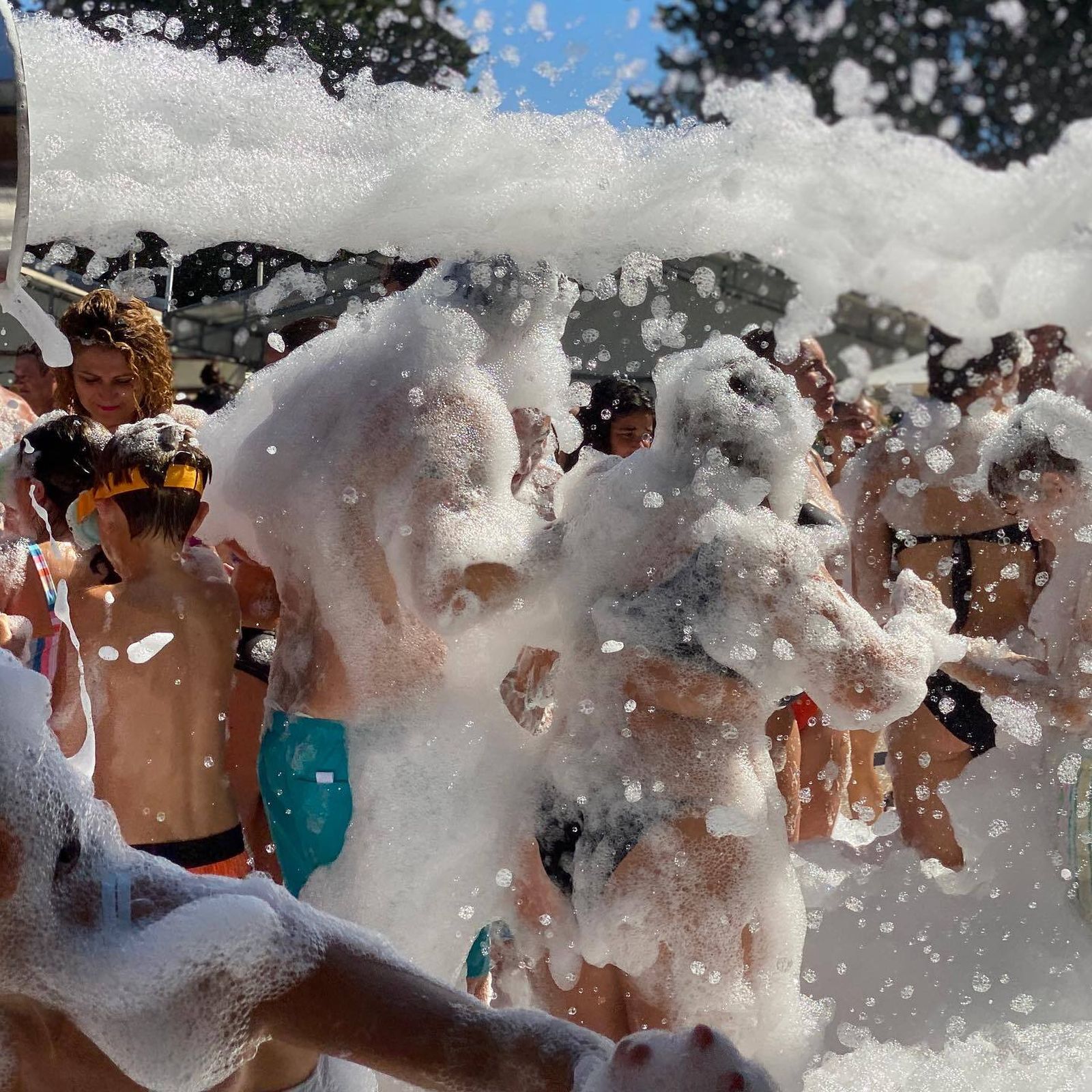 Fiesta de la espuma en la piscina de El Torno (Jerez).