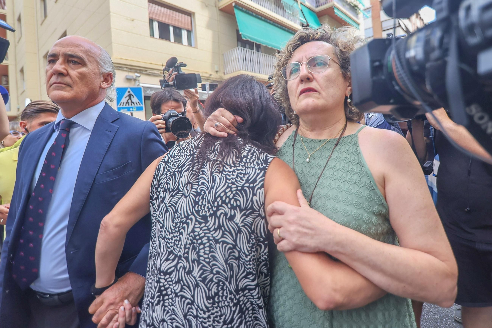 Juana Rivas (de espalda) en la entrega de su hijo menor a su ex marido este miércoles, 22 de julio de 2025