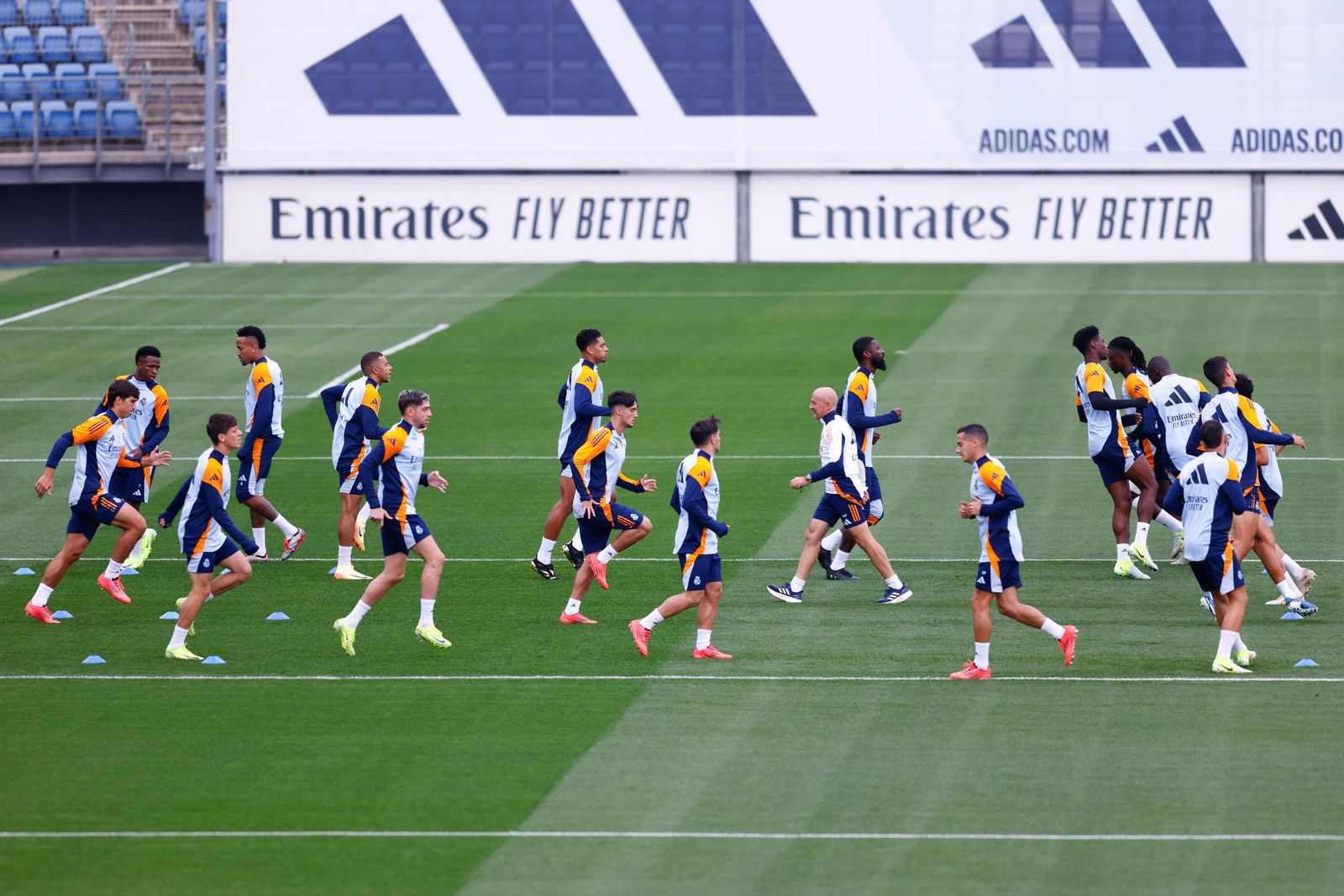La plantilla del Real Madrid en pleno trabajo en Valdebebas este viernes.