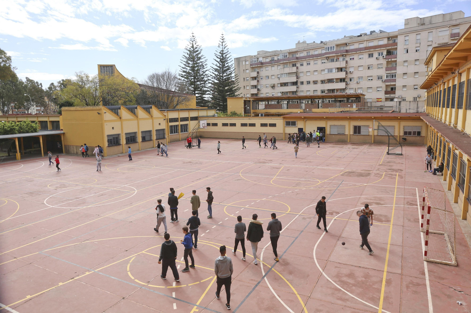 Un grupo de alumnos en las instalaciones deportivas de un colegio.
